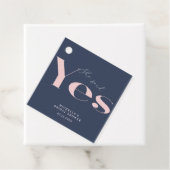 Étiquettes Cadeau Elle a dit oui typographie moderne douche nuptiale (En situation)