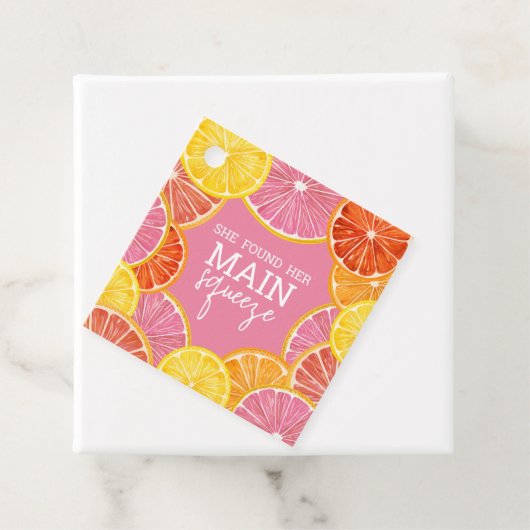 Étiquettes Cadeau Elle a trouvé sa fête de douche nuptiale Main Sque (En situation)