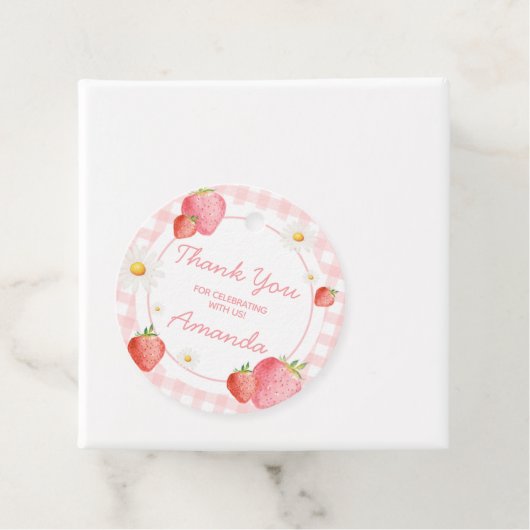 Étiquettes Cadeau En vichy rose Fraise Berry fête d'anniversaire ron (En situation)