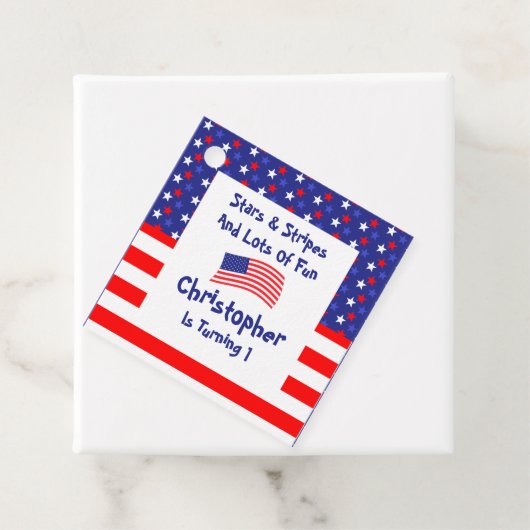 Étiquettes Cadeau Étoiles et rayures 1er anniversaire (En situation)