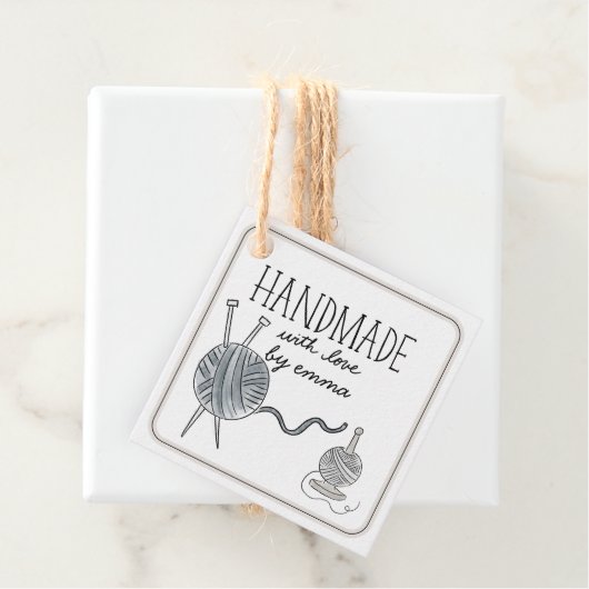 Étiquettes Cadeau Fabriqué à la main avec Tricot d'amour Merci en fi (En situation)
