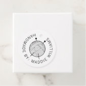 Étiquettes Cadeau Fait à la main par | Ajouter votre texte | Tricot  (En situation)