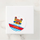 Étiquettes Cadeau Fête d'anniversaire de la maison gonflable (En situation)