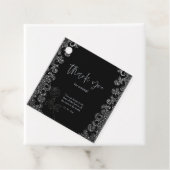 Étiquettes Cadeau Fête de Bachelorette Florale Noire Gothique (En situation)