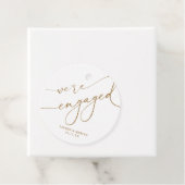 Étiquettes Cadeau Fête de fiançailles Gold We're Engaged (En situation)