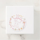 Étiquettes Cadeau Fête de naissance bébé en fleurs à ruban rose (En situation)