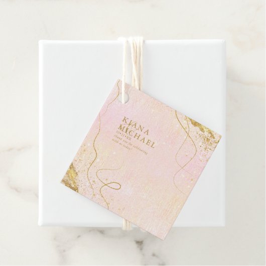 Étiquettes Cadeau Fine Lines Gold Abstrait Mariage V1 Blush ID867 (En situation)