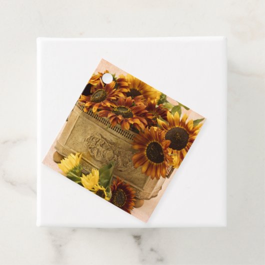 Étiquettes Cadeau Fleurs De Soleil Orange Dans Panier En Tin (En situation)