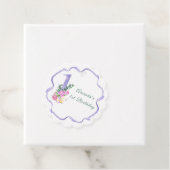Étiquettes Cadeau Fleurs et ruban Fête du premier anniversaire (En situation)