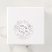Étiquettes Cadeau Flocons de neige de Noël pastel (En situation)