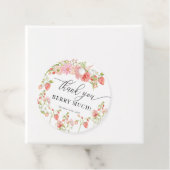 Étiquettes Cadeau Fraise | Fête de mariage estivale  (En situation)