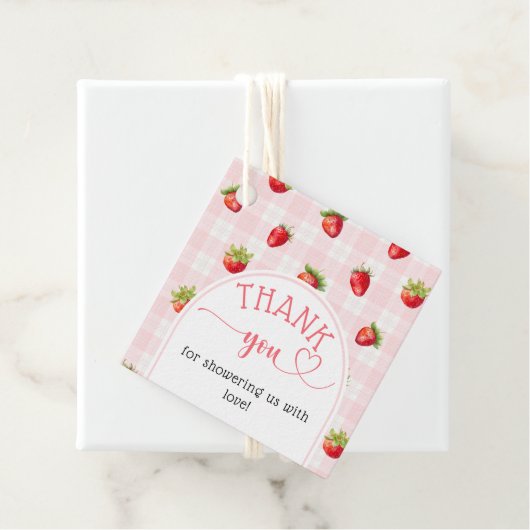 Étiquettes Cadeau Fraise sucrée couche rustique bébé fille douche (En situation)