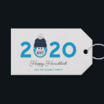 Étiquettes-cadeau Funny Hanoukka Holiday Custom 2020<br><div class="desc">Faites-leur sourire avec cette prise de conscience humoristique sur une année difficile. Ces étiquettes cadeaux Happy Hanoukka 2020 comportent un personnage masqué avec le mot "oy !". Le nom est personnalisable. Le dos a une étoile de David motif. Une partie d'une collection de Parcel Studios.</div>