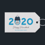Étiquettes-cadeau Funny Hanoukka Holiday Custom 2020<br><div class="desc">Faites-leur sourire avec cette prise de conscience humoristique sur une année difficile. Ces étiquettes cadeaux Happy Hanoukka 2020 comportent un personnage masqué avec le mot "oy !". Le nom est personnalisable. Le dos a une étoile de David motif. Une partie d'une collection de Parcel Studios.</div>