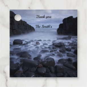 Étiquettes Cadeau Galets et rochers le long du rivage océanique