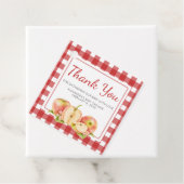 Étiquettes Cadeau Gingham Apple of Our Eye Baby Shower (En situation)