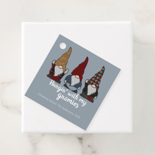 Étiquettes Cadeau Gnomes Hangin avec My Gnomies Holiday (En situation)