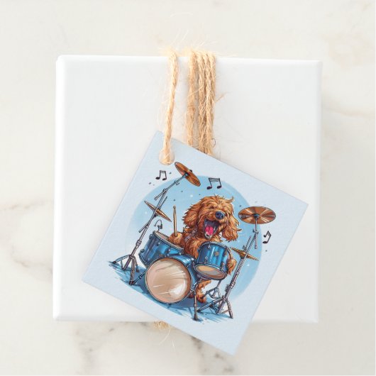 Étiquettes Cadeau Goldendoodle Chien Jouant Des Tambons (En situation)