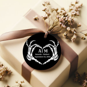 Étiquettes Cadeau Gothic Halloween Skull Hand Heart Black Wedding