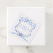 Étiquettes Cadeau Graduation du monogramme de Preppy Wedgewood (En situation)