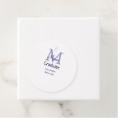 Étiquettes Cadeau Gradué ajouter nom monogramme violet simple m mini (En situation)