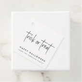 Étiquettes Cadeau Halloween Trick ou Treat | Blanc simple minimalist (En situation)