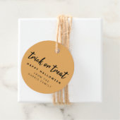 Étiquettes Cadeau Halloween Trick ou Treat | Moderne Style Orange (En situation)