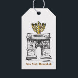 Étiquettes-cadeau Hanoukka de New York Chanukah NYC Menorah<br><div class="desc">Les étiquettes cadeaux sont une illustration originale d'un repère de New York, le Washington Carré Arch, "habillé" pour Hanoukka avec une menorah au-dessus ! Cette illustration de NYC est également disponible sur d'autres produits. Ne vois-tu pas ce que tu cherches ? Vous avez besoin d'aide pour la personnalisation ? Contactez...</div>