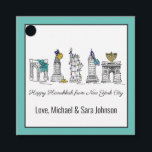 Étiquettes Cadeau Hanoukka heureuse de New York City NYC Chanukah<br><div class="desc">Design présente une illustration originale de New York "habillé" pour la saison des fêtes. Personnalisez-vous simplement pour un cadeau de vacances amusant ou une faveur de fête. Cette conception est également disponible sur d'autres produits. Des modèles de coordination sont également disponibles. Ne vois-tu pas ce que tu cherches ? Contactez...</div>