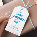 Étiquettes-cadeau Hanoukka Latkes rires typographie de lumière rusti<br><div class="desc">"Latkes, rires & lumières." Fun, typographie artisanale fantaisiste en bleu poussiéreux, turquoise et turquoise sur un arrière - plan en bois blanc rustique, vous aide à inaugurer le festival des lumières. Des lignes blanches dessinées à la main et un bleu clair des étoiles de David motif recouvrent un arrière -...</div>