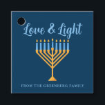 Étiquettes Cadeau Hanoukka Love & Light Custom Menorah Blue Party<br><div class="desc">Cute custom Love and Light Hanoukka party favorise tags pour une famille juive Chanukah dîner fête avec une synagogue. Personnalisez ce joli décor avec votre nom de famille ou informations de groupe en bleu sous la jolie menorah or.</div>