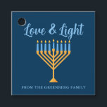 Étiquettes Cadeau Hanoukka Love & Light Custom Menorah Blue Party<br><div class="desc">Cute custom Love and Light Hanoukka party favorise tags pour une famille juive Chanukah dîner fête avec une synagogue. Personnalisez ce joli décor avec votre nom de famille ou informations de groupe en bleu sous la jolie menorah or.</div>