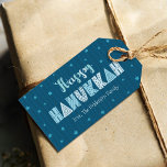 Étiquettes-cadeau Happy Hanoukka moderne Whimsical Typographie Turqu<br><div class="desc">"Bonne Hanoukka." Une typographie fantaisiste et artisanale amusante, accompagnée d'une étoile de David motif au hasard dans des bleus clairs et poussiéreux, recouverte de lignes dessinées à main bleu marine de minuit et d'un arrière - plan bleu turquoise foncé, vous aide à inaugurer le festival des lumières. Des lignes bleues...</div>