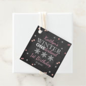 Étiquettes Cadeau Hiver ONE derland Chalkboard 1er anniversaire (En situation)
