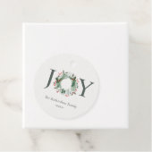 Étiquettes Cadeau Holly Berries Pine Tree Joie Noël Wreath (En situation)