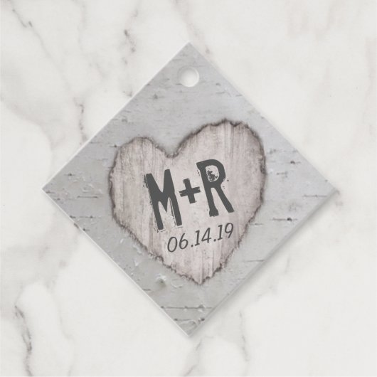 Étiquettes Cadeau Initiales de cœur sculptées rustiques Arbre de bou (Devant)