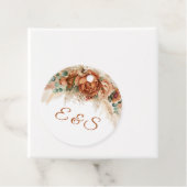 Étiquettes Cadeau Initiales florales boho tropicale tendance en terr (En situation)