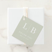 Étiquettes Cadeau Initiales Vertes Élégantes (En situation)