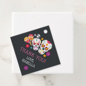 Étiquettes Cadeau Jour mignon des crânes de sucre morts (En situation)