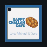 Étiquettes Cadeau Joyeuses fêtes de Challah Hanoukka Chanukah<br><div class="desc">L'étiquette cadeau présente une illustration originale d'une miche de pain d'allah tressé, avec HAPPY CHALLAH DAYS dans une police bleue. Personnalisez simplement vos informations. Cette conception est également disponible sur d'autres produits. Des modèles de coordination Hanoukka sont également disponibles. Ne vois-tu pas ce que tu cherches ? Vous avez besoin...</div>