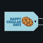 Étiquettes-cadeau Joyeux Jours de Challah Hanoukka Chanukah Holiday<br><div class="desc">L'étiquette cadeau présente une illustration originale d'une miche de pain d'allah, avec HAPPY CHALLAH DAYS dans une police amusante. Idéal pour les cadeaux Hanoukka ! Cette illustration est également disponible sur d'autres produits. Ne vois-tu pas ce que tu cherches ? Vous avez besoin d'aide pour la personnalisation ? Contactez Rebecca...</div>