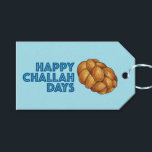 Étiquettes-cadeau Joyeux Jours de Challah Hanoukka Chanukah Holiday<br><div class="desc">L'étiquette cadeau présente une illustration originale d'une miche de pain d'allah, avec HAPPY CHALLAH DAYS dans une police amusante. Idéal pour les cadeaux Hanoukka ! Cette illustration est également disponible sur d'autres produits. Ne vois-tu pas ce que tu cherches ? Vous avez besoin d'aide pour la personnalisation ? Contactez Rebecca...</div>
