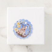 Étiquettes Cadeau Joyeux lapin de Pâques et panier d'oeufs (En situation)