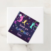 Étiquettes Cadeau Jump and Glow Birthday Carré (En situation)