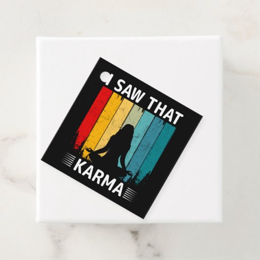 Étiquettes Cadeau Karma Saw (En situation)