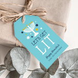 Étiquettes-cadeau Laissons-nous ! | Funny Hanoukka<br><div class="desc">Habille tes cadeaux Hanoukka avec ces étiquettes mignonnes et drôles. Le design présente un arrière - plan bleu turquoise avec "Let's get light" et une illustration de menorah éclairée avec des étoiles bleues et blanches. Customisez avec un nom et/ou un accueil personnalisé Hanoukka. Vide à l'envers. Particulièrement parfait pour les...</div>