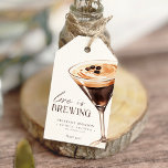 Étiquettes-cadeau L'amour brasse la Fête des mariées Espresso Martin<br><div class="desc">L'amour brasse Espresso Martini Fête des mariées Balises cadeaux</div>