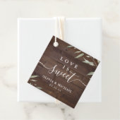 Étiquettes Cadeau L'amour est doux élégant bois vert mariage rustiqu (En situation)