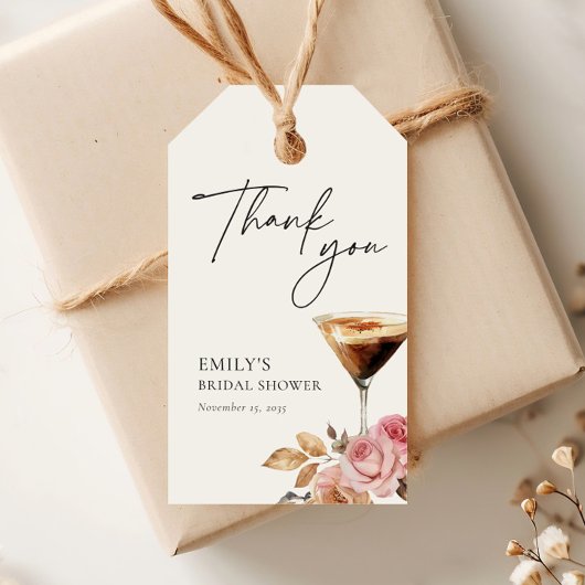 Étiquettes-cadeau L'amour est en train de préparer un élégant shower