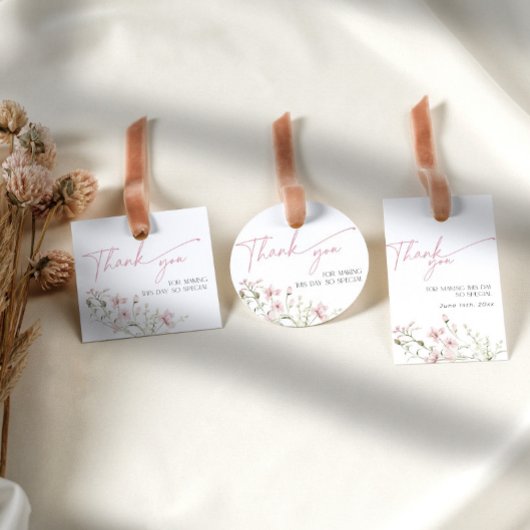 Étiquettes-cadeau L'amour rose pâle est en Merci Fleur sauvage fleur